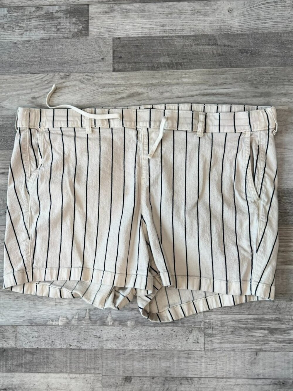 Torrid Ivory Stripe Denim Pull On Shorts Size 3X 4" Inseam, Drawstring D17